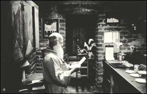 Un anziano monaco del Monastero di Cristo nel Deserto legge una lettera "tradizionale"; con la nascita del sito Internet, la comunit� � stata sommersa dalle e-mail. 