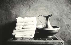 La brocca e gli asciugamani utilizzati per la lavanda dei piedi (Gioved� santo).