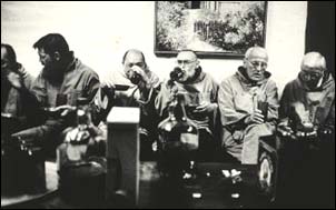 Un momento di festa per i monaci "del Deserto". In alcune occasioni speciali � permesso bere, cantare, e magari vedere un film in videocassetta. 