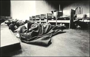 I religiosi si prostrano in preghiera durante un rito della Settimana santa. 